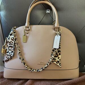 Coach crossbody nude added lock & chain